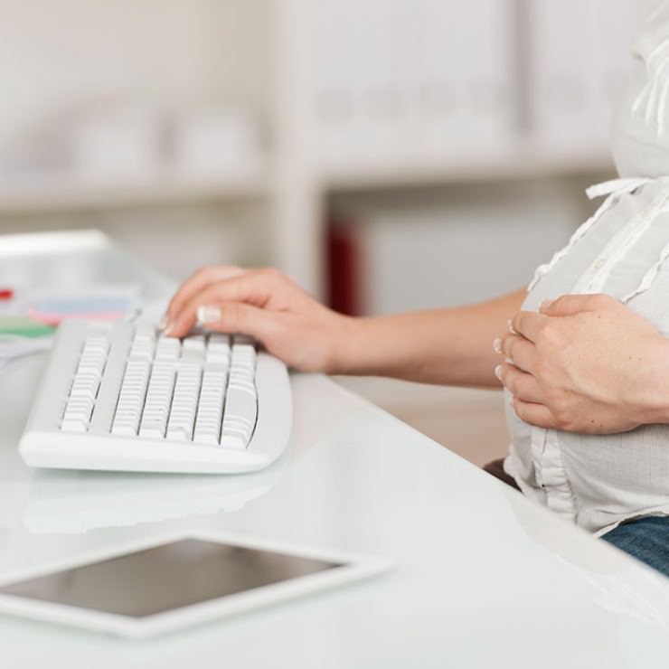 pregnant-worker-at-desk.jpg